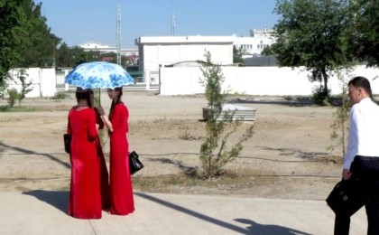 Түрікменстанда оқушы қыздардың пәктігі тексеріліп жатыр