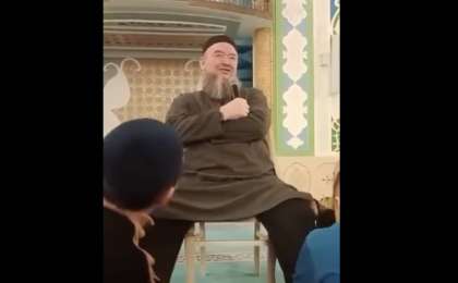 «Ертең табанын жалатады»: Шәкірттеріне аяғын уқалатқан ұстаз жұрттың ашуына тиді (ВИДЕО)