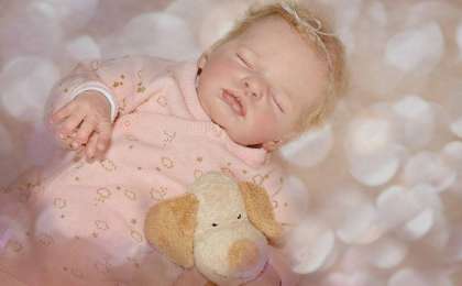 "Күйеуім кетіп қалады деп қорықтым". Әйел 9 ай жүктімін деп өтірік айтып, сәби орнына қуыршақ жерлеген