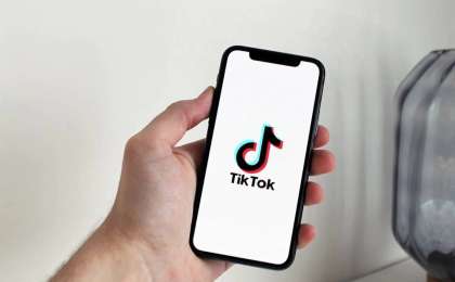 Енді ата-аналар сағат 22.00-ден кейін балалардың TikTok-қа кіруіне тыйым сала алады