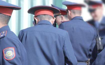 Алматыда телефон сататын жігіттер тергеушілерден таяқ жеген