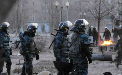 Ресейлік журналист "Жаңаөзен оқиғасы" туралы: Жүкті әйел мәйіттер жатқан үйлерге алып барды. 64 адам өлген