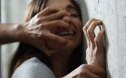 17 жігіт зорлаған оқушы қыздың анасы күдіктілерден 8 млн теңге алған