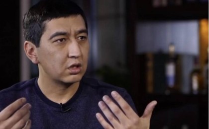 "Сүйген қыздарыңмен туған анаңды салыстырмашы": депутат Ринат Зайытов жас ақындарға ренішін білдірді