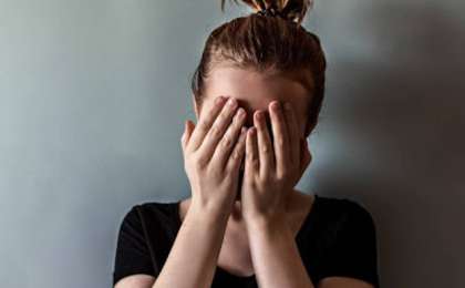 Оқушы қызды құйрығынан кітаппен ұрған мұғалім жұмыстан қуылды