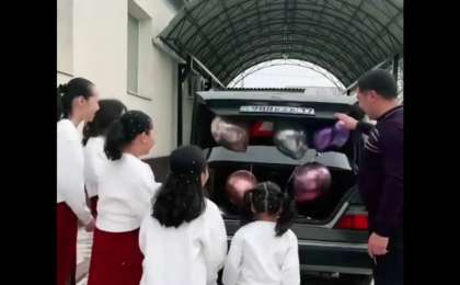 Жеті қызы мен әйеліне ерекше сыйлық жасаған азамат елді тәнті етті (ВИДЕО)