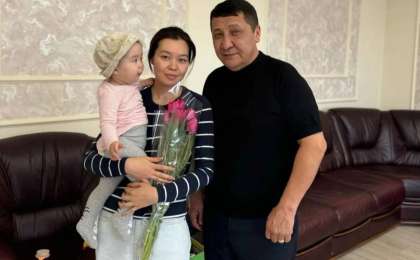 "Шүкір, бәрі жақсы": Алматылық батыр Мұса Әбдірайым әуежайда өзі құтқарған қызбен кездесіп қайтты