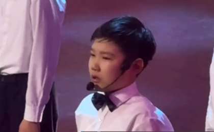 Президенттің алдында ана туралы ән айтып тұрып, көз жасын тоқтата алмаған бала көпшілікті сүйсінтті (видео)