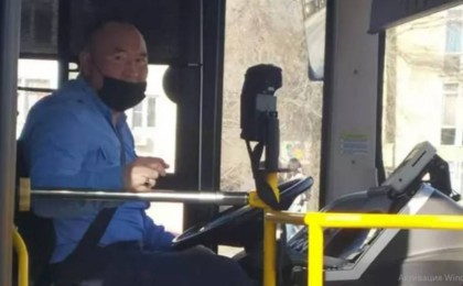 Автобуста түсіп қалған телефонды иесіне қайтарған алматылық жүргізуші жұртты сүйсіндірді