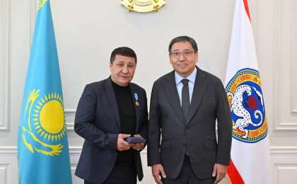 Алматы әкімі әуежайда кепілге алынған қызметкерді құтқарған ер адамға марапатын табыстады