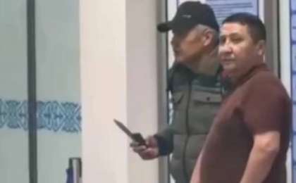 «Қызы актриса, інісі Бағлан Әбдірайымов»: Әуежайдағы қылмыскерді ұстауға көмектескен азаматтың кім екені анықталды