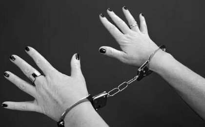 Қонақ үйге жасырынған: Жалдамалы пәтерден өлі табылған екі баланың анасы Шымкентте ұсталды