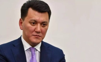 "Алты жылдан бері күресіп келеміз": Ерлан Қарин сал ауруына шалдыққан кішкентай қызы жайлы әсерлі жазба қалдырды