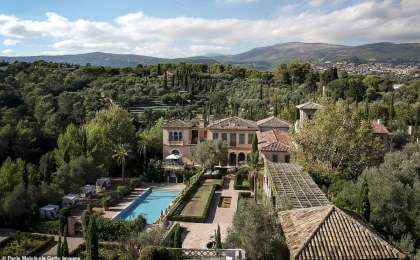 Бай 11 жыл бойы 64 млн долларға тұрғызған зәулім сарайын бұзуға мәжбүр