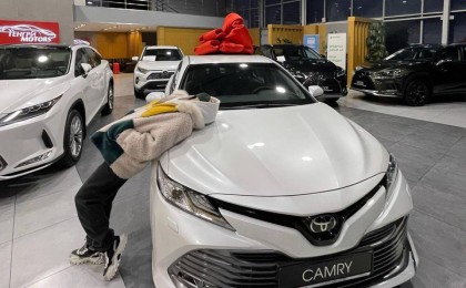 Өз ақшасына алған. Жанар Айжанованың қызы әкесіне көлік сыйлады (фото)