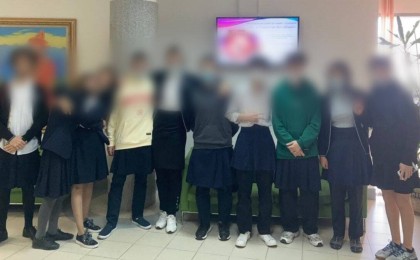 Алматыдағы Назарбаев Зияткерлік мектебінде оқушының суицидінен кейін наразылық акциясы өтті