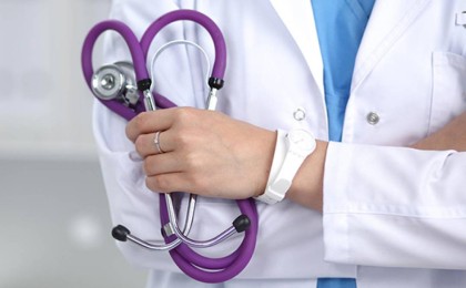 “15 мың теңге айыппұл”: Медбикеге қол жүгірткен депутатқа сот шешімі шықты