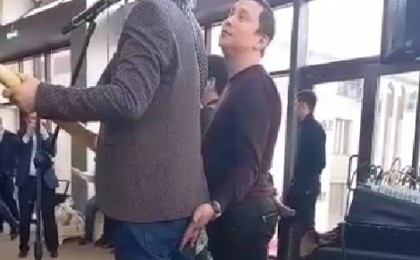 Ұлықпан Жолдасовтың көтенін ұстаған Қайрат Әділгерей сынның астында қалды