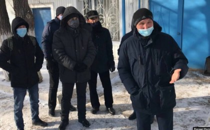 Ақтөбеде ереуілден соң жұмысcыз қалған қызметкерлер компания кеңсесіне жиналды