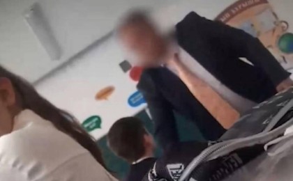 “Ұстаздардың қол көтеруге құқығы жоқ” - Мұғалім мен оқушы арасындағы жанжал видеоға түсіп қалған