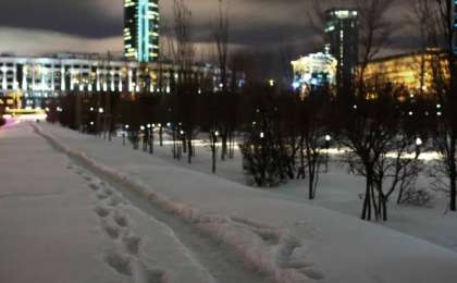 «Тыржалаңаш мұзда сүйреген»: Астаналық жігіттердің оғаш әрекеті камераға түсіп қалды