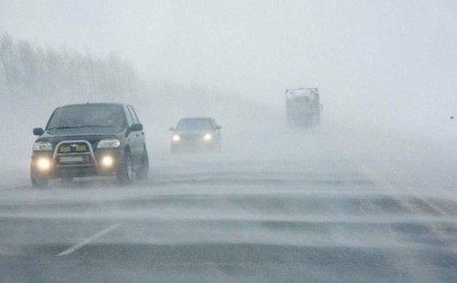 Боранды күні тұрып қалған көліктерге тұрғындар 1300 теңгеге нан сатқан