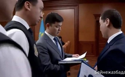 «Арамызда сатқындар бар». Шымкентте әкімдіктегі жиын кезінде шенеунікті ұстап әкетті (видео)