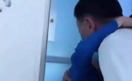 Сырқаттанып қалған немересімен қауышқан Нұртас Айдарбеков көз жасын тыя алмады (видео)