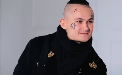 Кремль жеңіс күнін атап өтуді сынаған әншіні қуғындап жатыр (ВИДЕО)