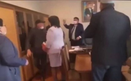 Кербұлақ ауданы әкімдігінде төбелес болды (ВИДЕО)