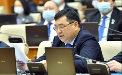 Мәжіліс  депутаты «ұйықтап» қалды (ВИДЕО)