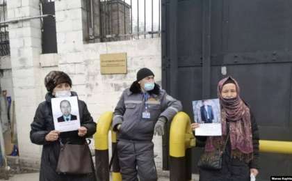 "Балаларды тірі жетім, әйелдерді тірі жесір қылған Қытай геноцид саясатын тоқтатсын!". Алматыда әйелдер Қытай елшілігіне жиналды