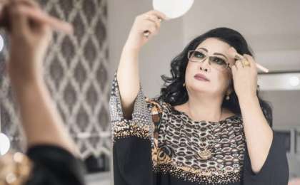 «Мынадай сыйлық аламын деп ойламадым»: Димаш Құдайбергеннің әжесі Мақпал Жүнісоваға құнды сый жасады (ВИДЕО)