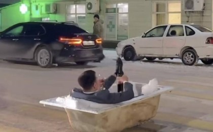 Блогер қала орталығындағы жаяу жүргіншілер өткелінде "ваннаға түскен"