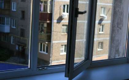 «Әкесі ұрып, терезеден лақтырып жіберген»: Шымкентте жеті баланың анасы қайтыс болды