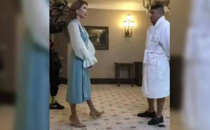 Қонақ үйде халатпен жүрген Қуат Найман Байзақованың алдында қиналды (видео)