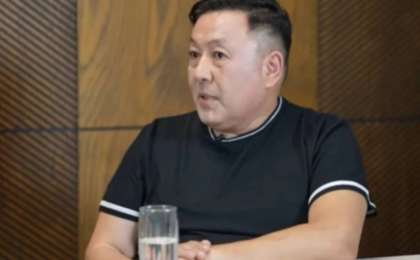 «Гонорарыма екі бөлмелі пәтер алдым»: Рахман Омар Назарбаев әулетінің тойында асаба болған кезін есіне алды