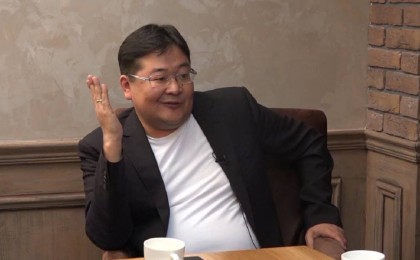 "Тасжүрек деген адамның өзі елжіреп кетеді". Айдос Сарым анттың быт-шытын шығарған депутаттарды қорғап алды