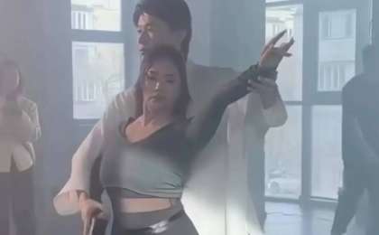 Әнші Мадина Сәдуақасова қысқа белдемше киіп, бөтен ер адаммен билеп жүр (ВИДЕО)