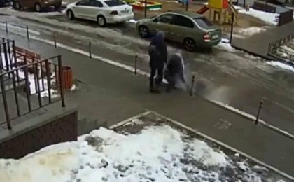 Жас жігіт 17-қабаттан ішінде сәби жатқан колясканың үстіне құлады: Екеуі де өлді