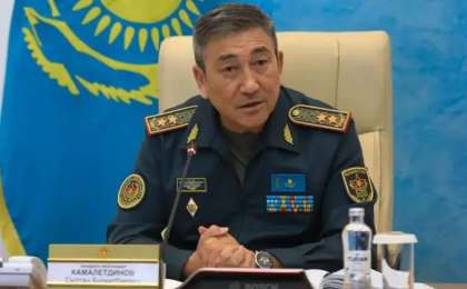 «Құқығым бар»: Қорғаныс министрінің орынбасары қазақ тілінде жауап беруден бас тартты