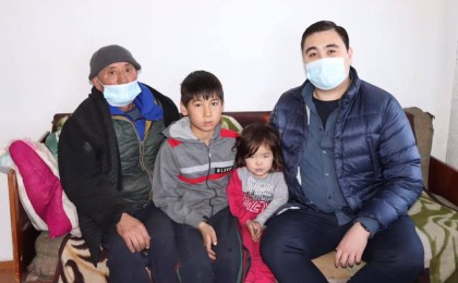 Жаңа шақырылым депутаты 6 баланы жалғыз тәрбиелеп отырған әкеге үй сыйлады