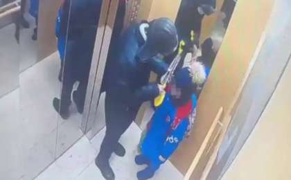 Лифтте бес жасар баланы пышақтап тастаған жасөспірімді психдиспансер қызметкері соққыға жыққан (ВИДЕО)