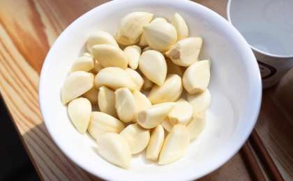 «Қызыл шарапқа малынған сарымсақ 100-ден астам ауруды емдейді»