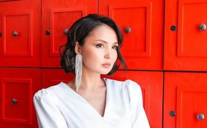 "Жау жағадан алғанда, бөрі етектен тартады": Жұлдыз Әбдікәрімова өз қазағын пәтерден қуып жатқандар туралы