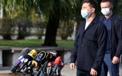 Қыз наразылық білдіру үшін Зеленскийдің алдында жалаңаштанды - видео