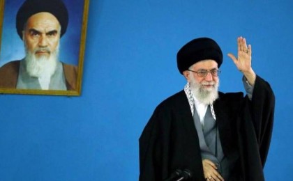 Иранда Аятолла Хаменидің ескерткіші құлатылды