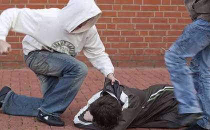 «Мүшеқап үрлеткен»: Семейде бір топ оқушы жасы кіші баланы аяусыз ұрған (ВИДЕО)