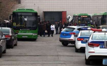 Шымкентте ереуілге шыққан жүргізуші: Шығарып жіберді бізді. КНБ-ға бірдемеге тапсырамын, мойныңа іліп жіберемін деді