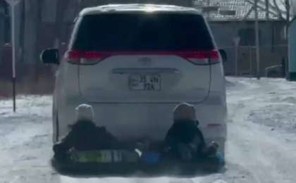 Атыраулық ер адам балаларды көліктің артына байлап ойнатқаны үшін жауапқа тартылды